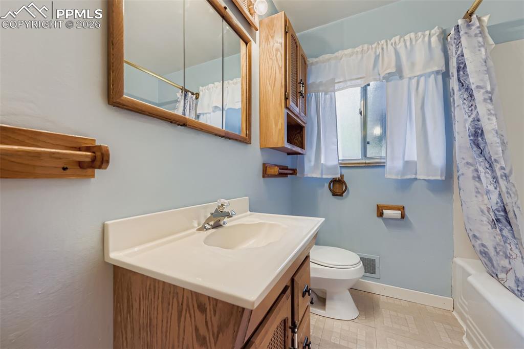 Image 17 of 33: Bathroom