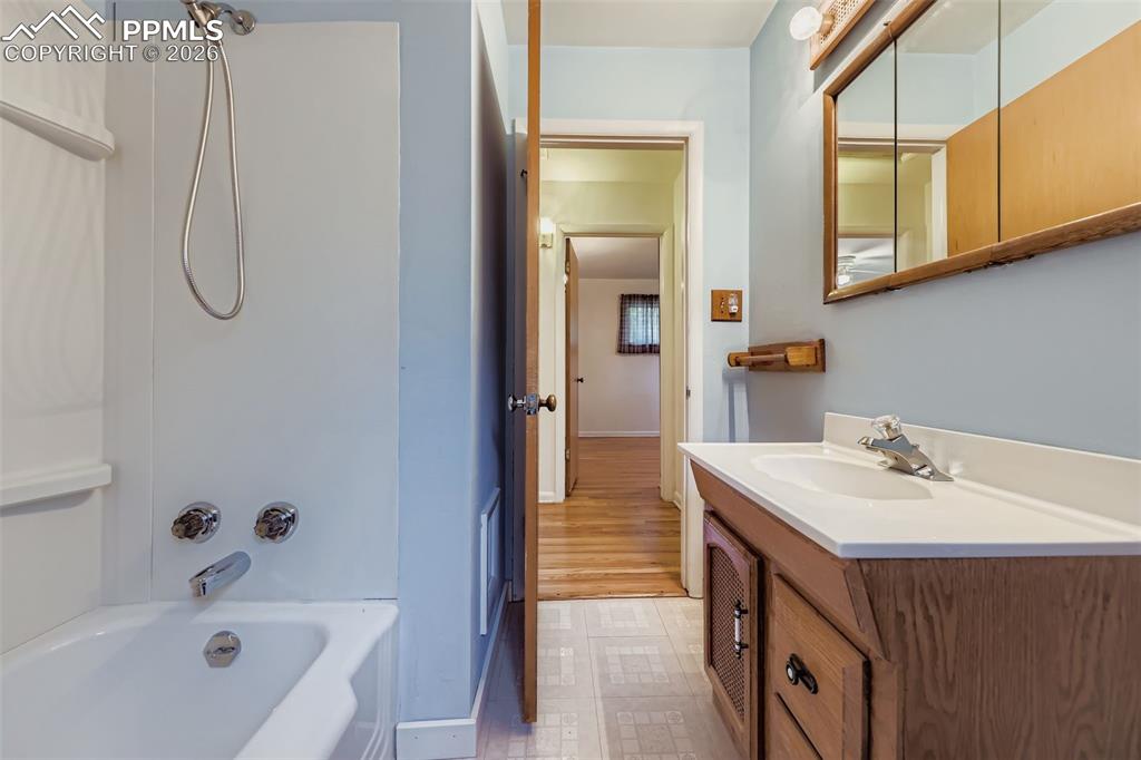 Image 18 of 33: Bathroom