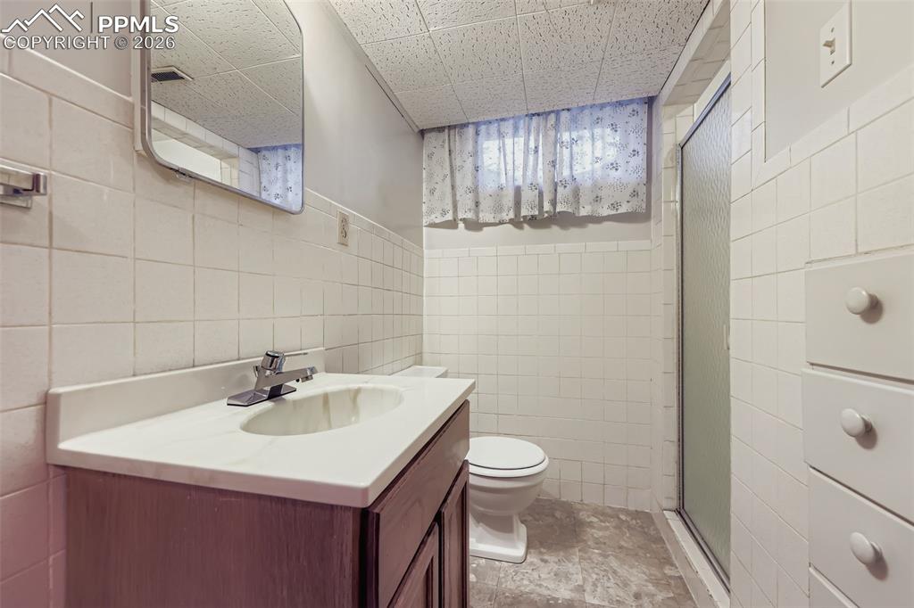 Image 25 of 33: Bathroom