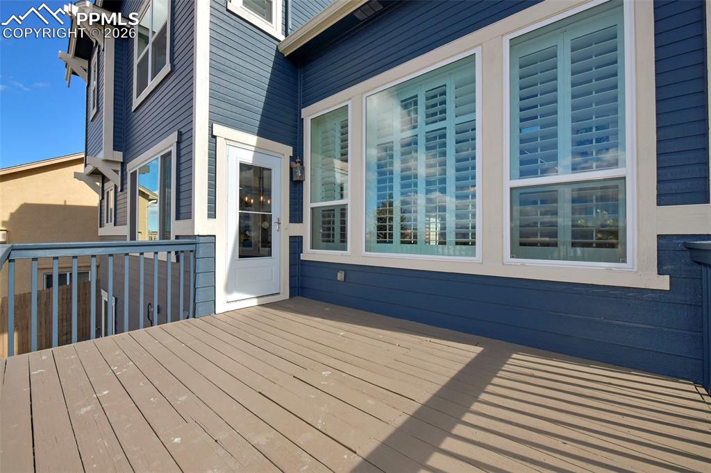 Image 15 of 41: Roomy deck