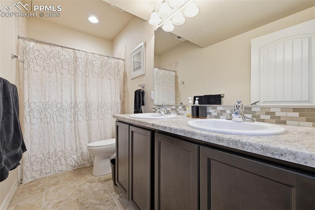 Image 31 of 41: basement full bath