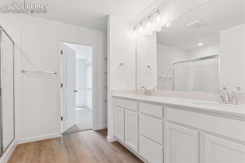 Image 16 of 22: Bathroom