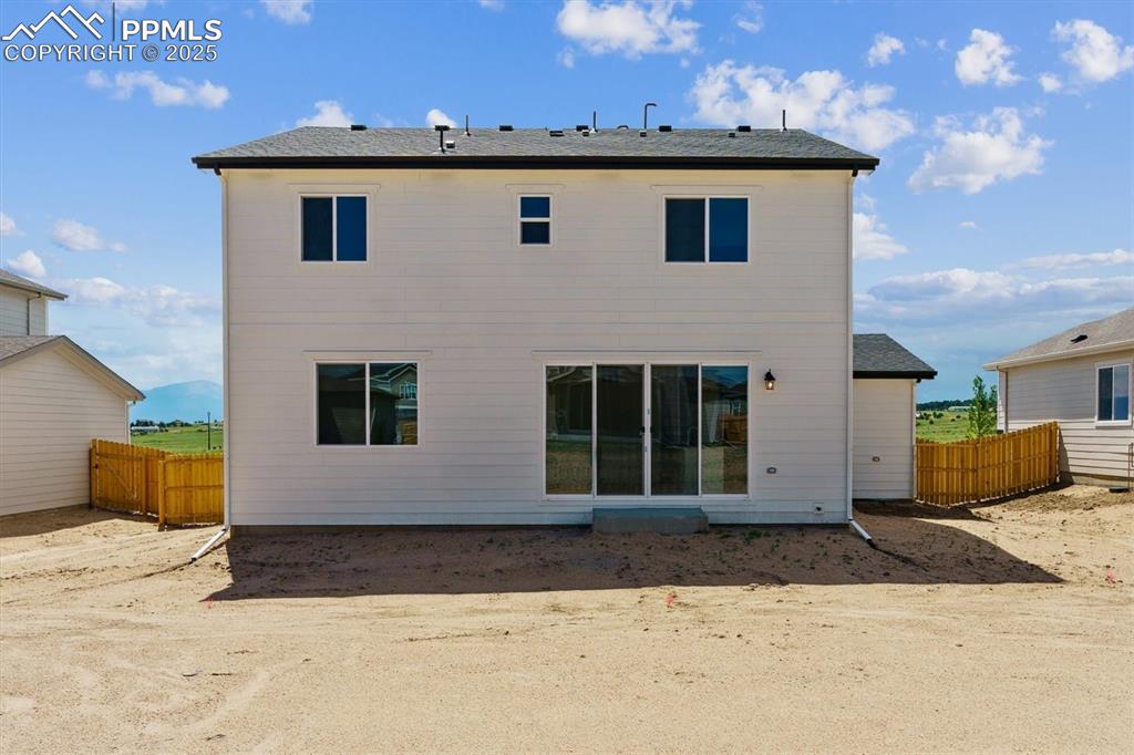 Image 20 of 22: Back of Structure