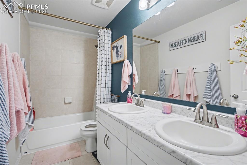 Image 32 of 38: Bathroom