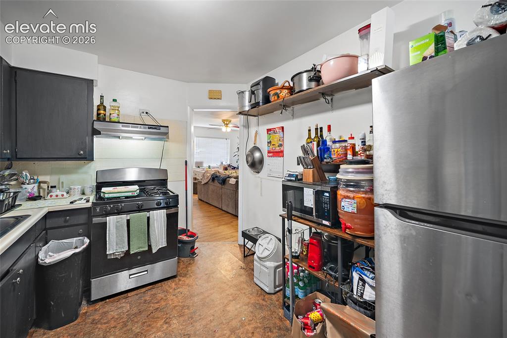 Image 10 of 32: 913 Kitchen.