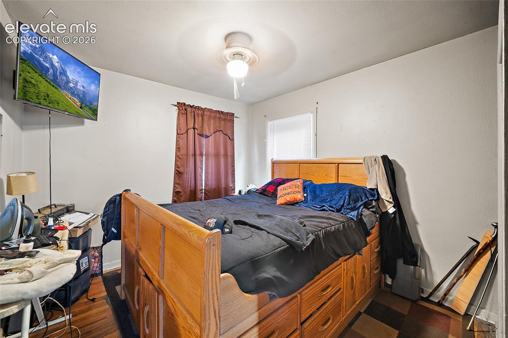 Image 18 of 32: 915 Bedroom.