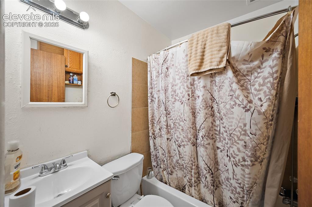 Image 19 of 32: 915 Bathroom.