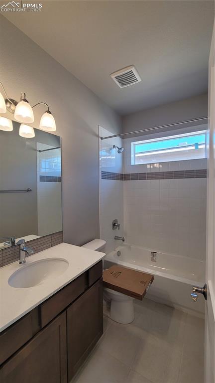 Image 19 of 32: Bathroom