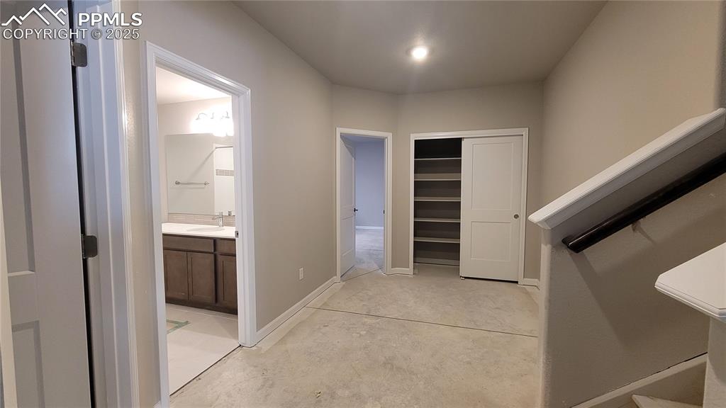 Image 22 of 32: Closet