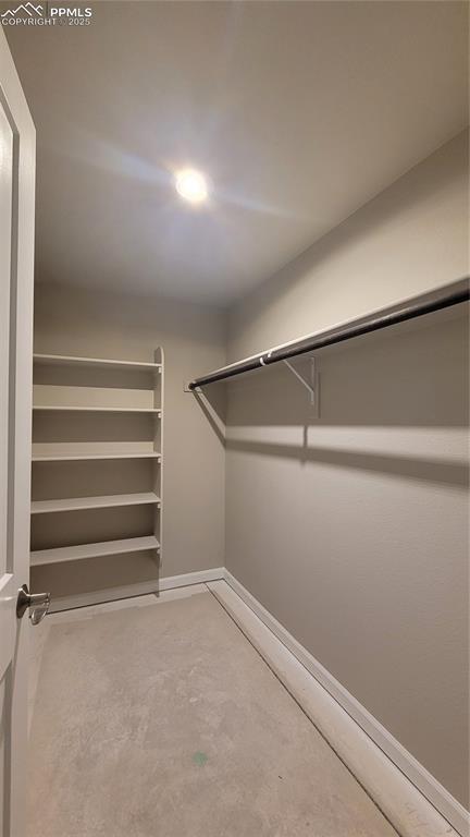 Image 26 of 32: Closet