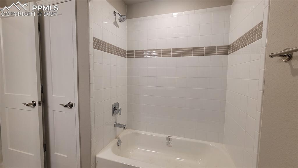 Image 28 of 32: Bathroom