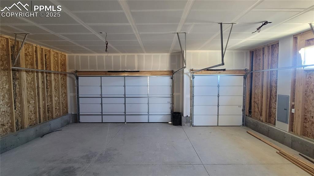 Image 32 of 32: 3 Car Garage! 