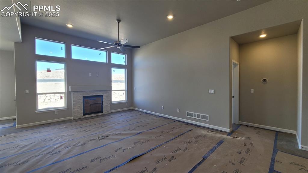 Image 4 of 32: Living Room