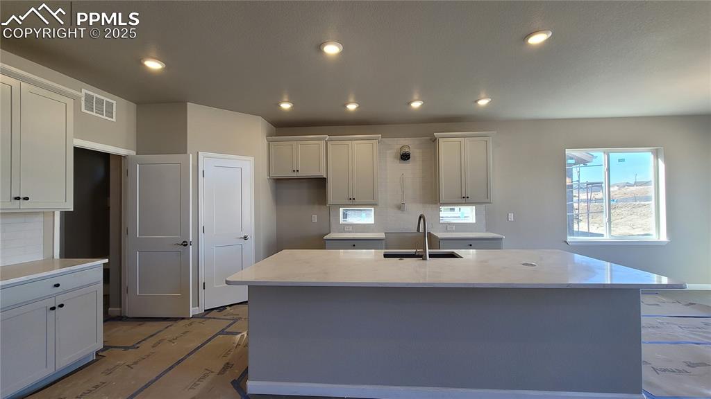 Image 5 of 32: Kitchen