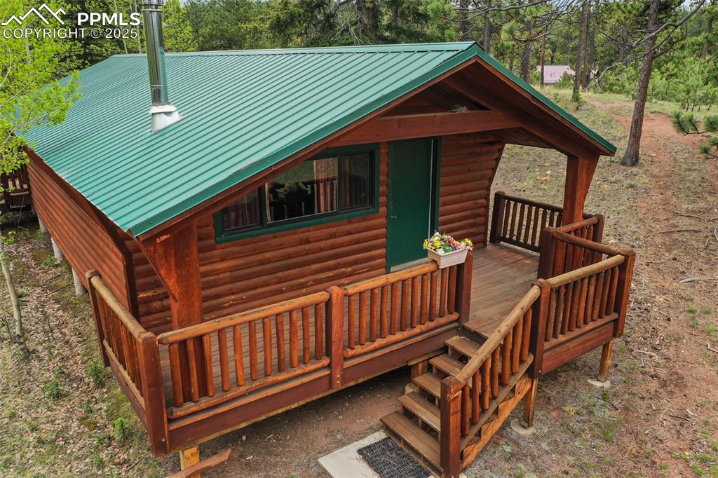 Image 21 of 50: Deck