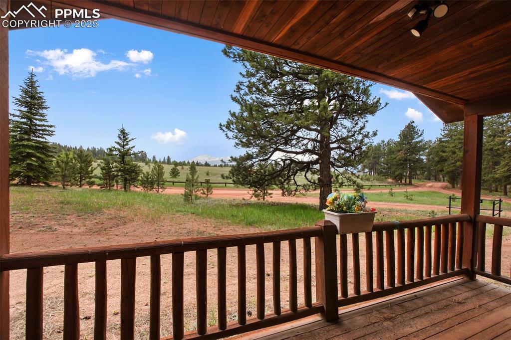 Image 27 of 50: Deck