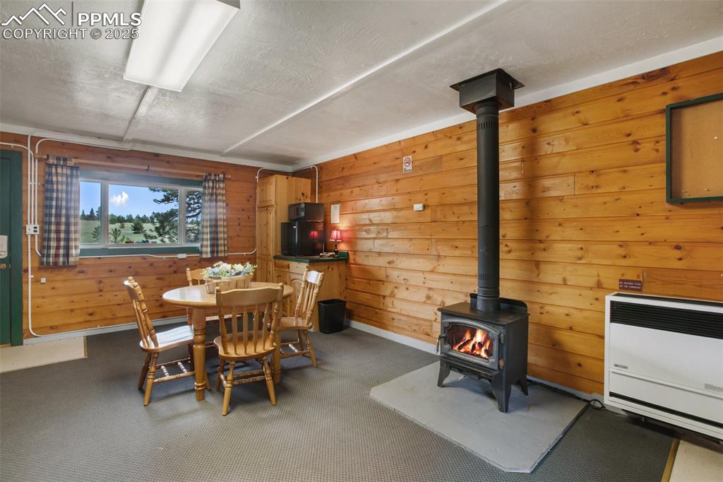 Image 28 of 50: Dining Area