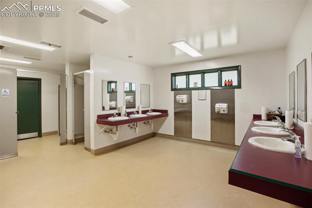 Image 37 of 50: Bathroom