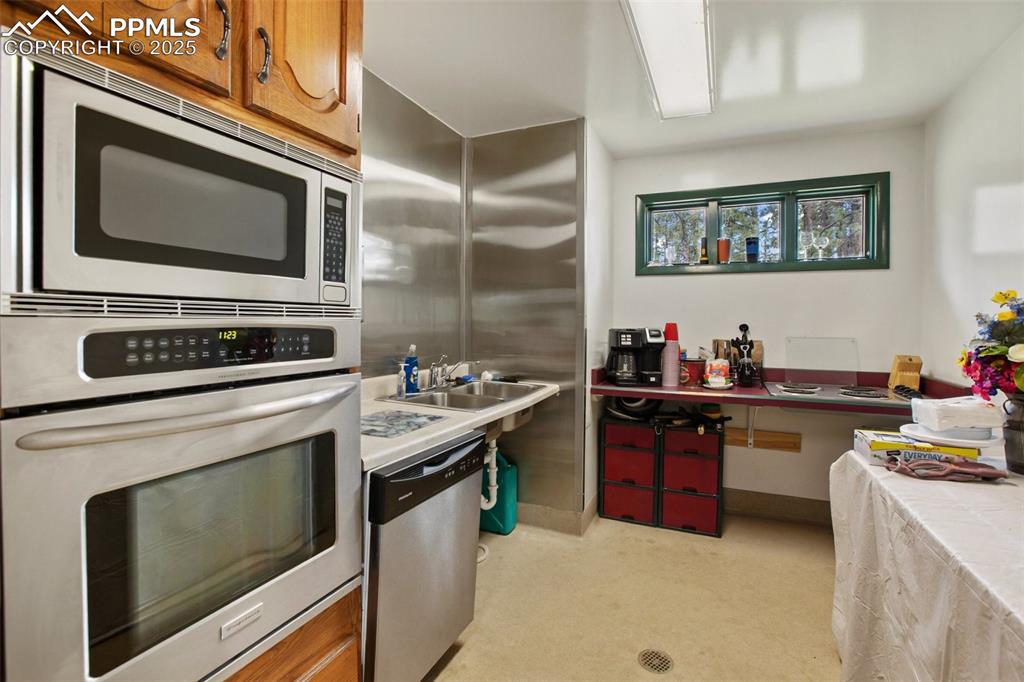 Image 38 of 50: Kitchen