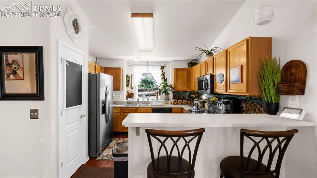 Image 17 of 33: Kitchen