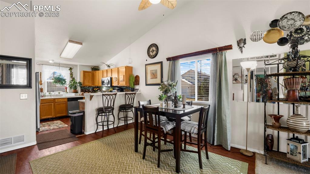 Image 18 of 33: Dining Area