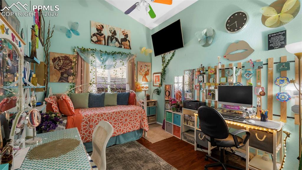 Image 21 of 33: Bedroom