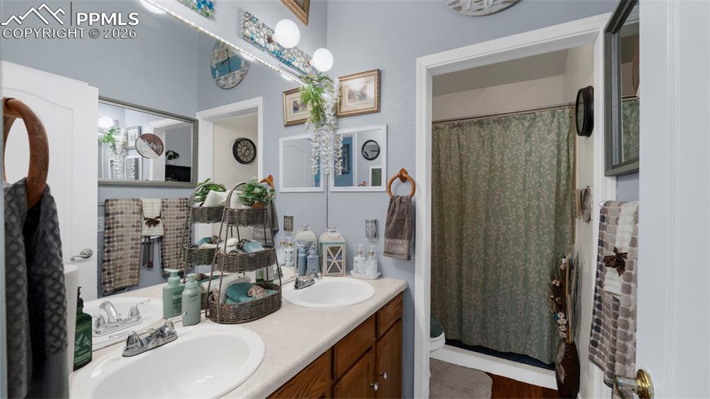 Image 23 of 33: Bathroom