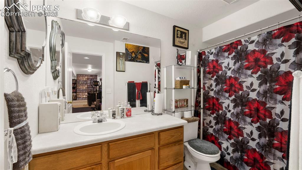 Image 25 of 33: Bathroom