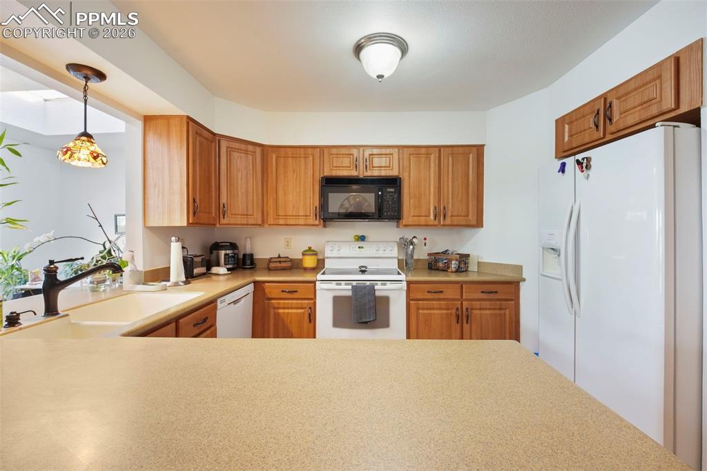 Image 10 of 44: Kitchen