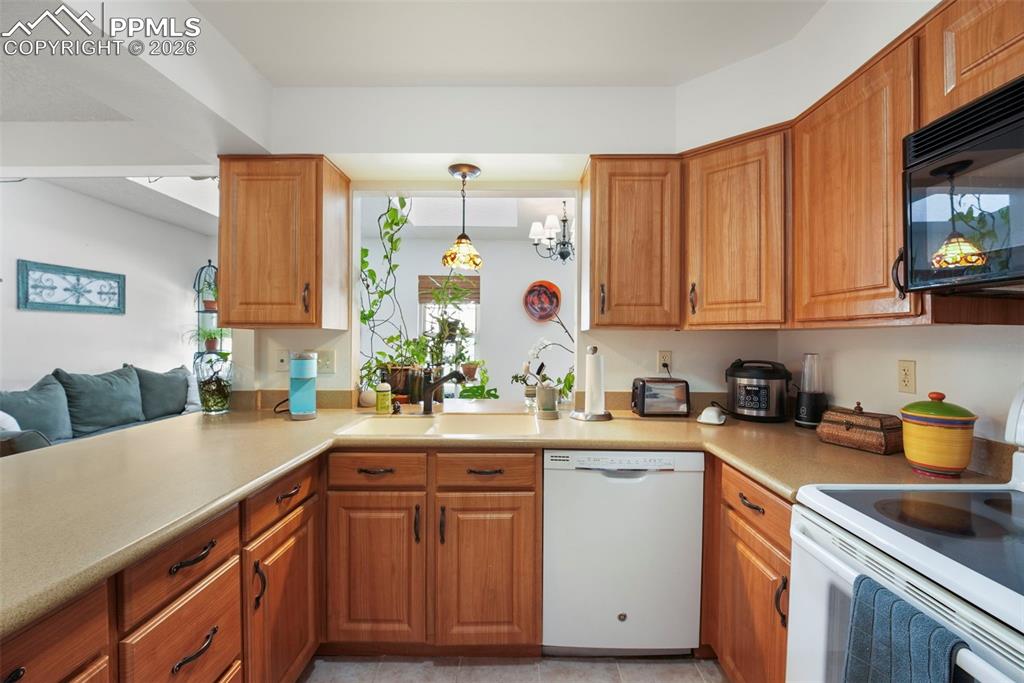 Image 12 of 44: Kitchen