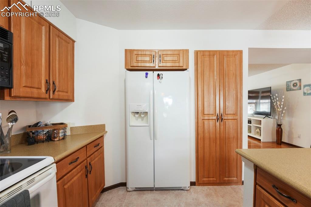 Image 13 of 44: Kitchen