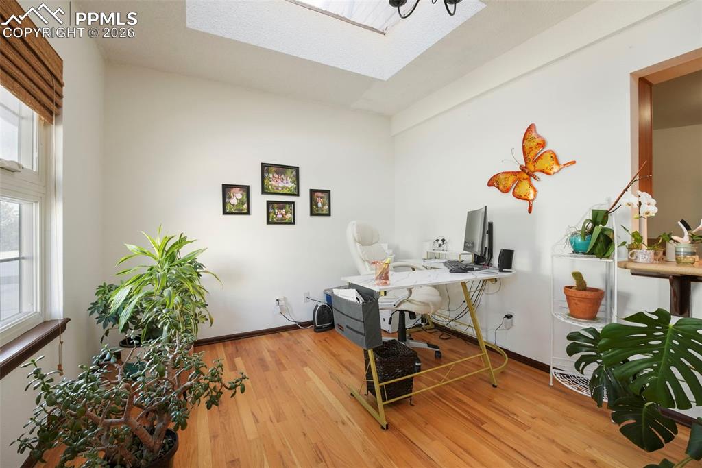 Image 19 of 44: Office