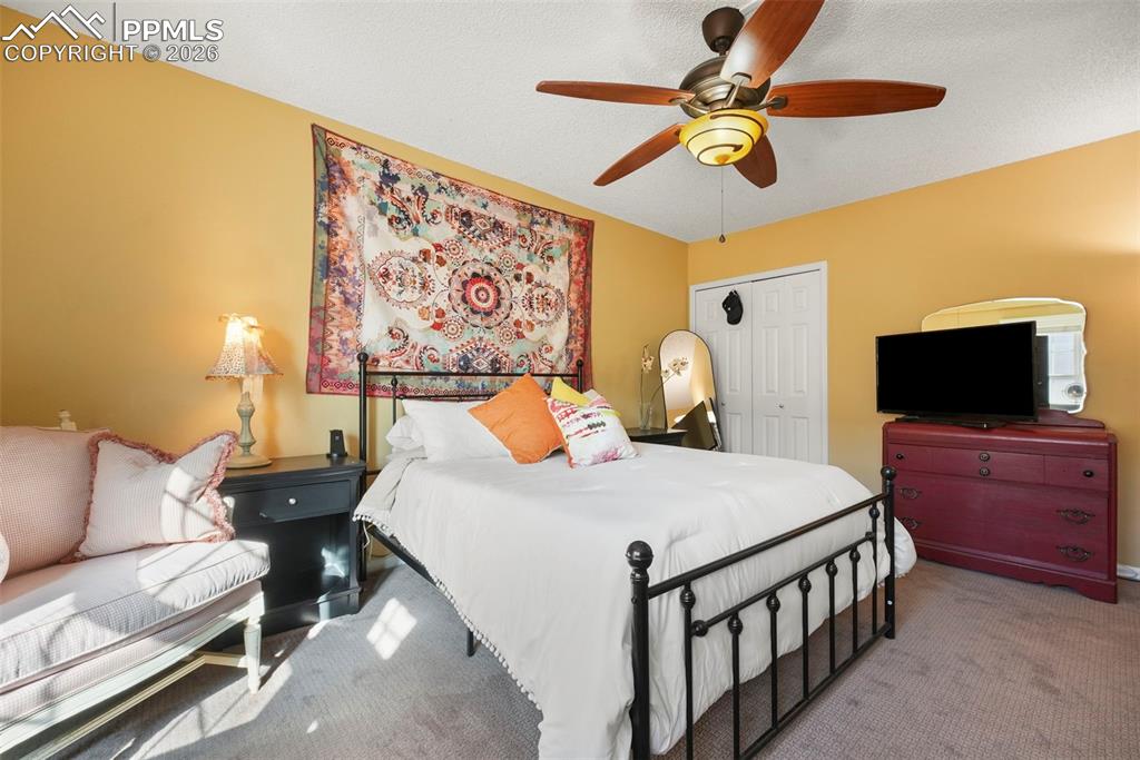 Image 23 of 44: Bedroom