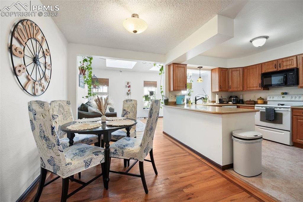 Image 8 of 44: Kitchen