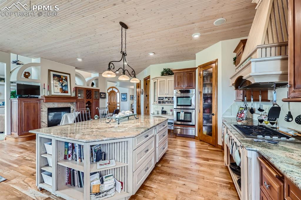 Image 14 of 50: Kitchen