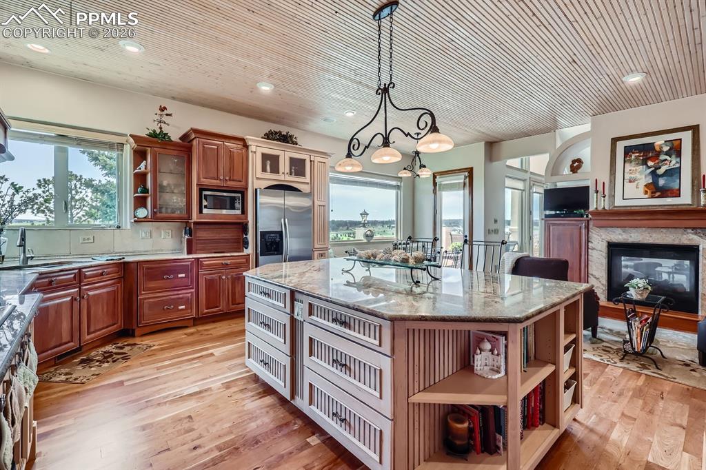 Image 16 of 50: Kitchen