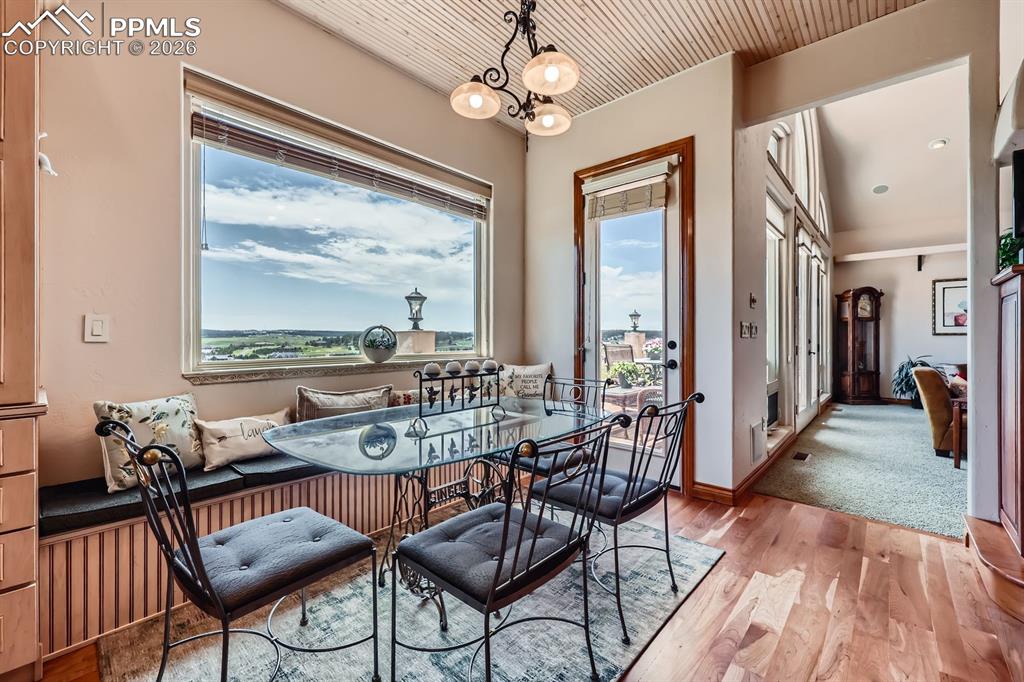 Image 17 of 50: Dining Area