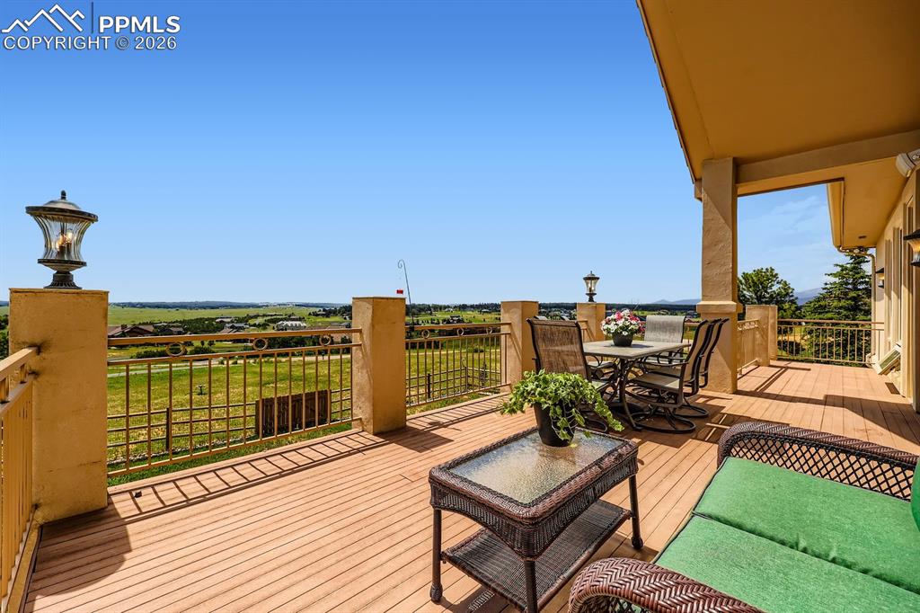 Image 18 of 50: Deck