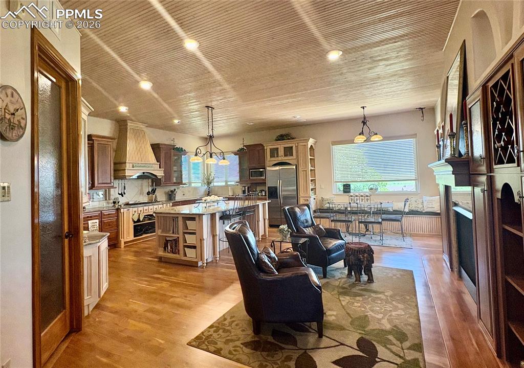 Image 20 of 50: Sitting Room