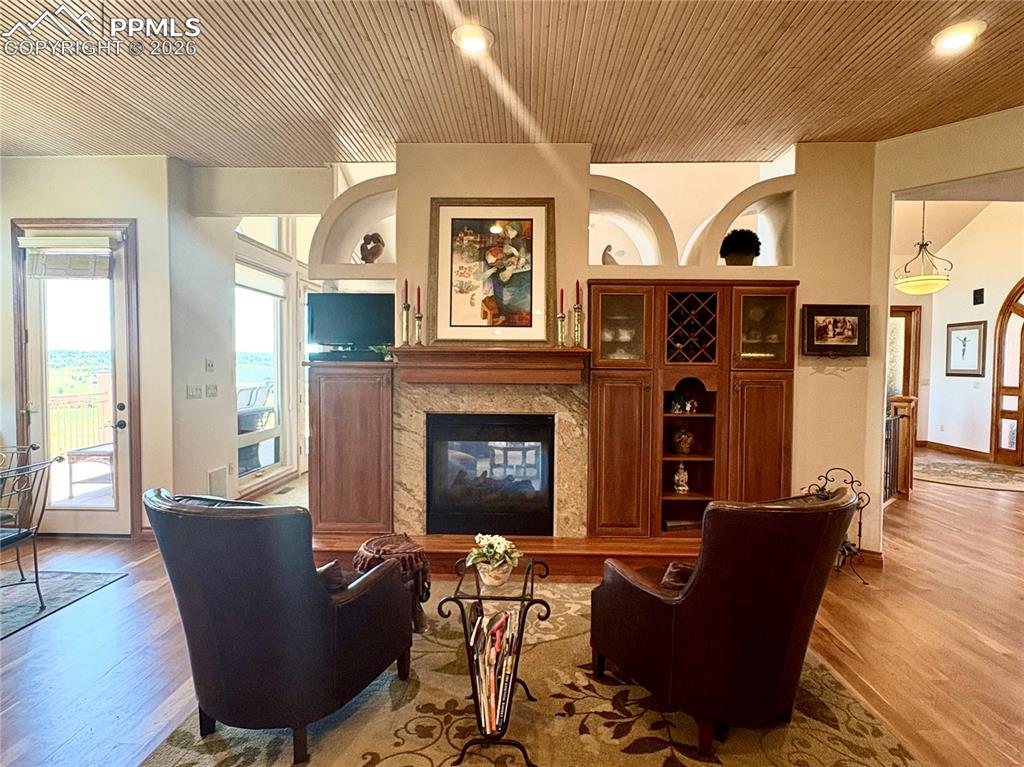 Image 21 of 50: Sitting Room