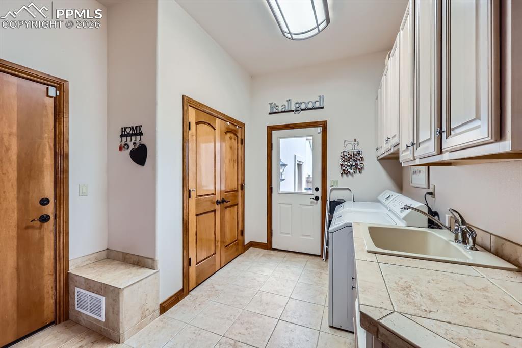 Image 22 of 50: Laundry