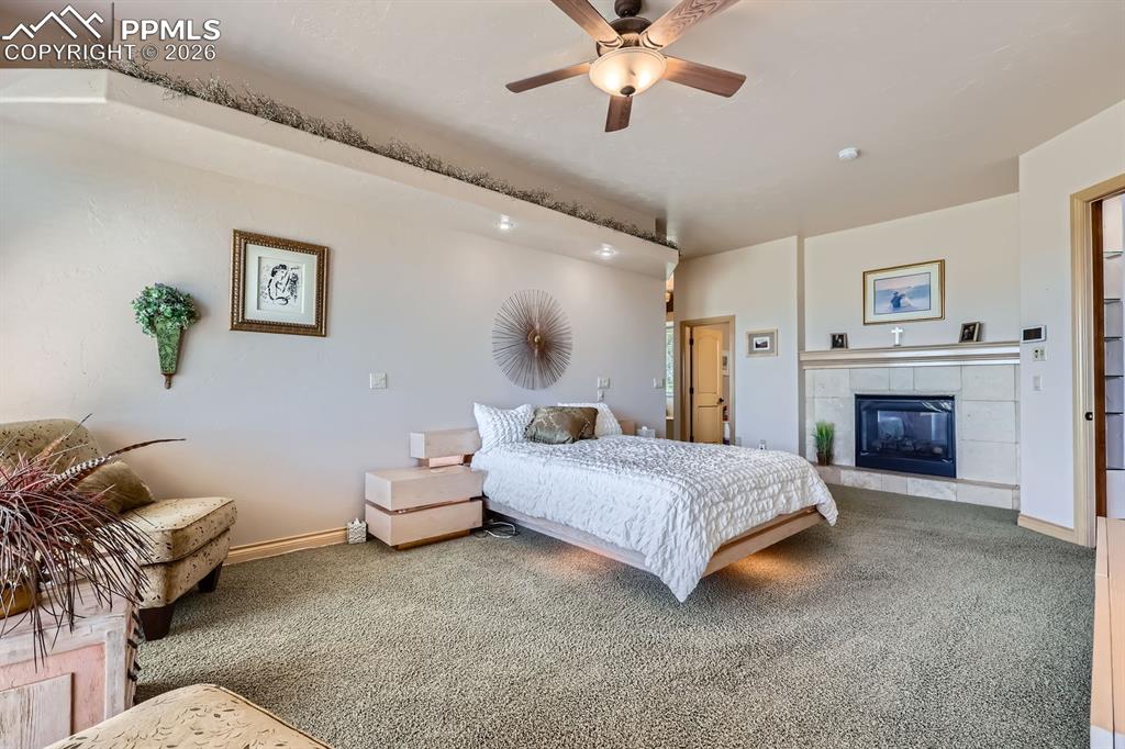 Image 25 of 50: Bedroom