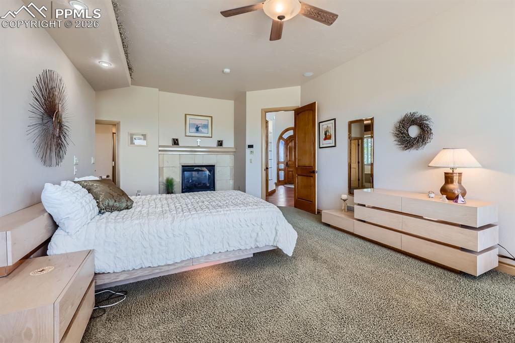 Image 26 of 50: Bedroom