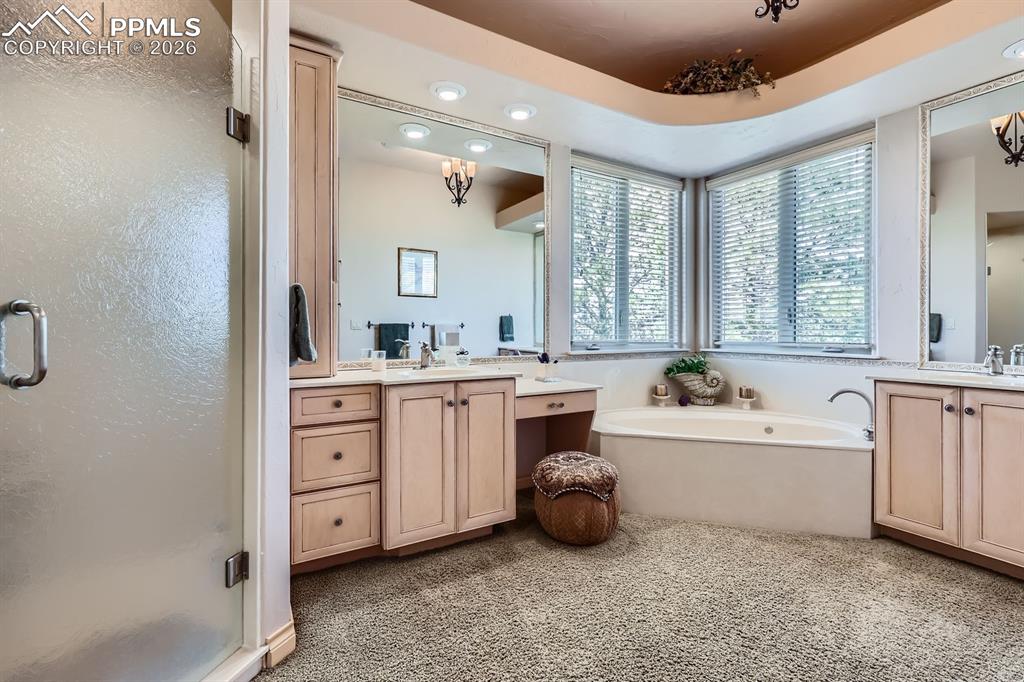 Image 27 of 50: Bathroom