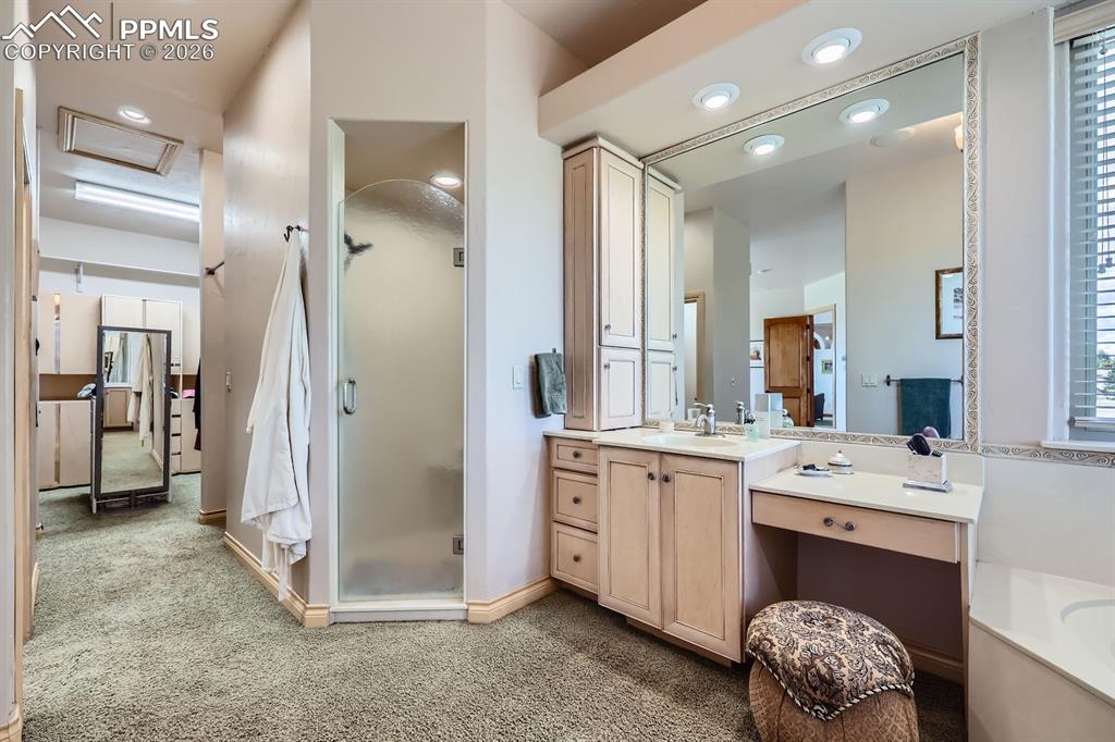 Image 28 of 50: Bathroom