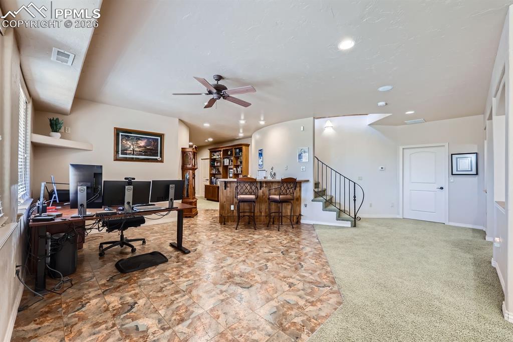 Image 31 of 50: Office