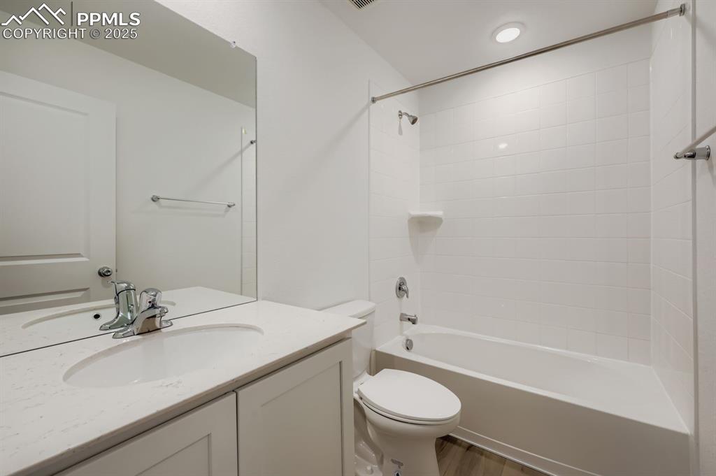 Image 9 of 12: Bathroom