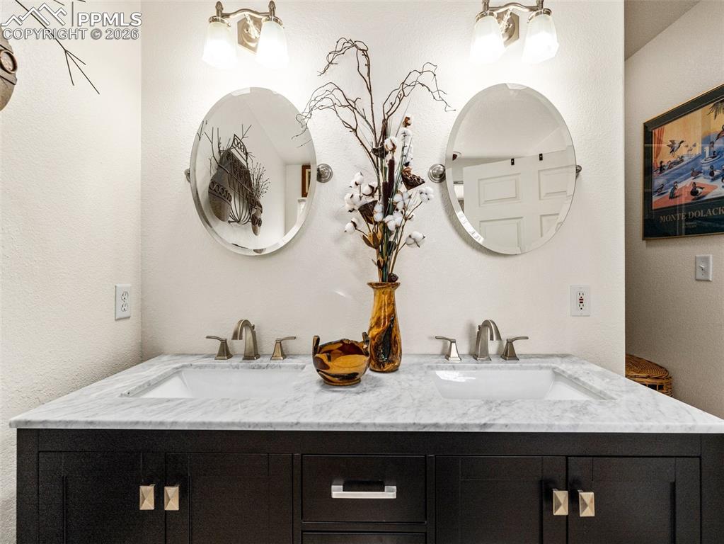 Image 16 of 41: Bathroom