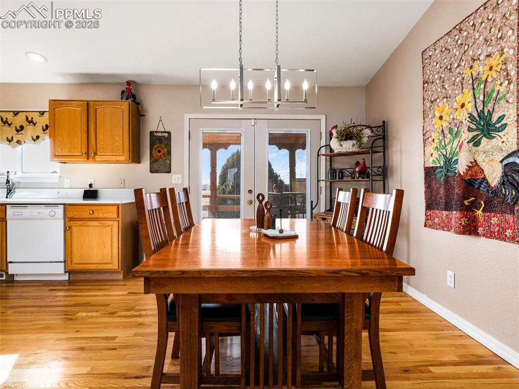 Image 28 of 41: Dining Area