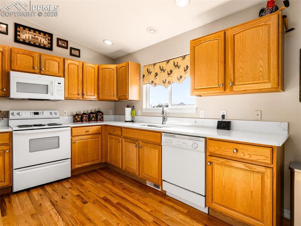 Image 31 of 41: Kitchen